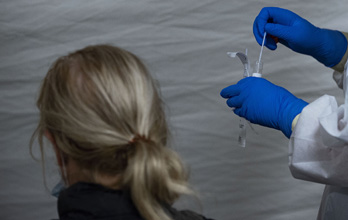 Laboratórios dizem ter capacidade para aumentar testes - Jornal Público